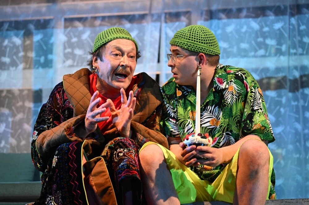    Владислав Ветров в роли Старого попугая и Александр Поршин в роли молодого попугая. Сцена из спектакля «Жил. Был. Дом.» в МХТ имени А. П. Чехова. Фото: РИА Новости/ Владимир Федоренко