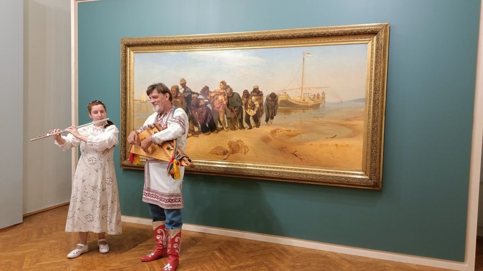    На выставке картина «Бурлаки на Волге» размещена в центральном зале. Татьяна ПЕТУНИНА