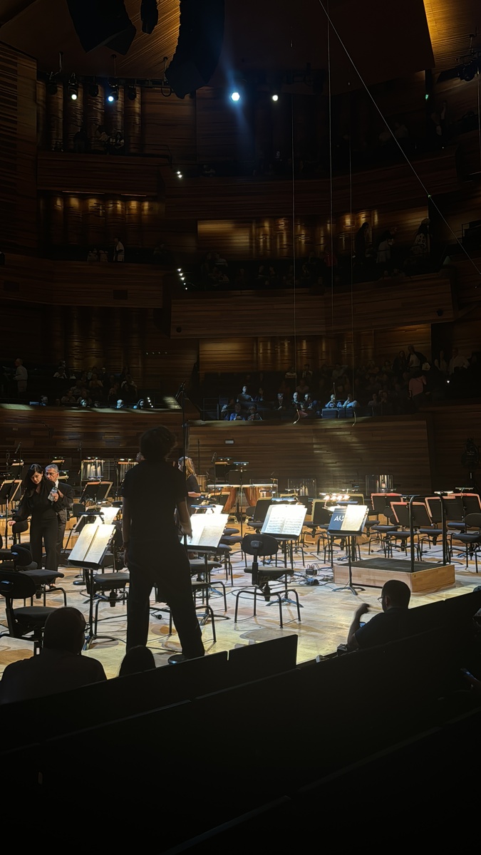 Перед началом второй части концерта.