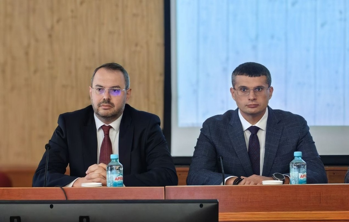    И. о. директора ИРИ РАН Денис Гергилев (справа)  Официальный Telegram-канал Министерства науки и высшего образования РФ