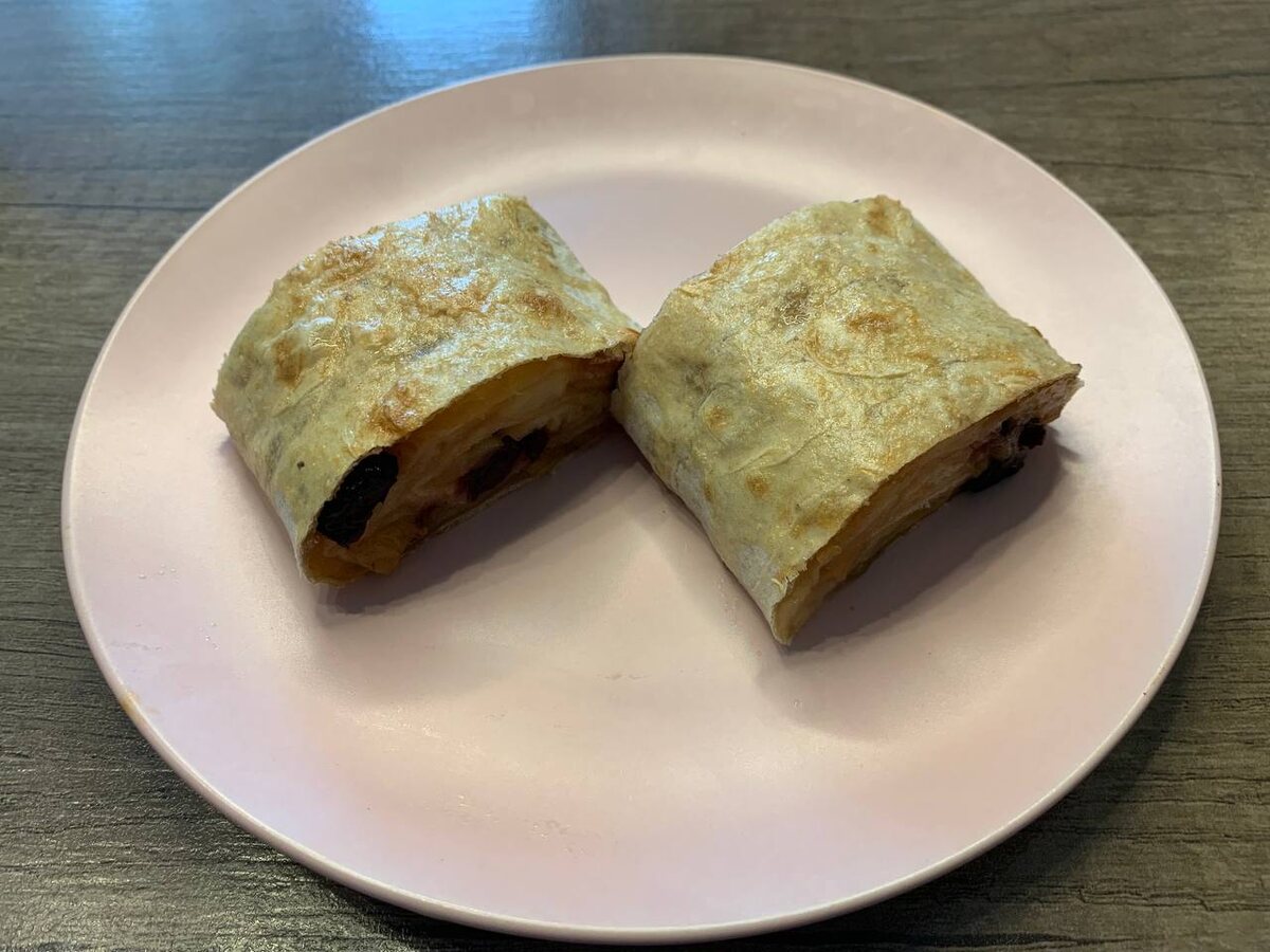 Готовый яблочный штрудель