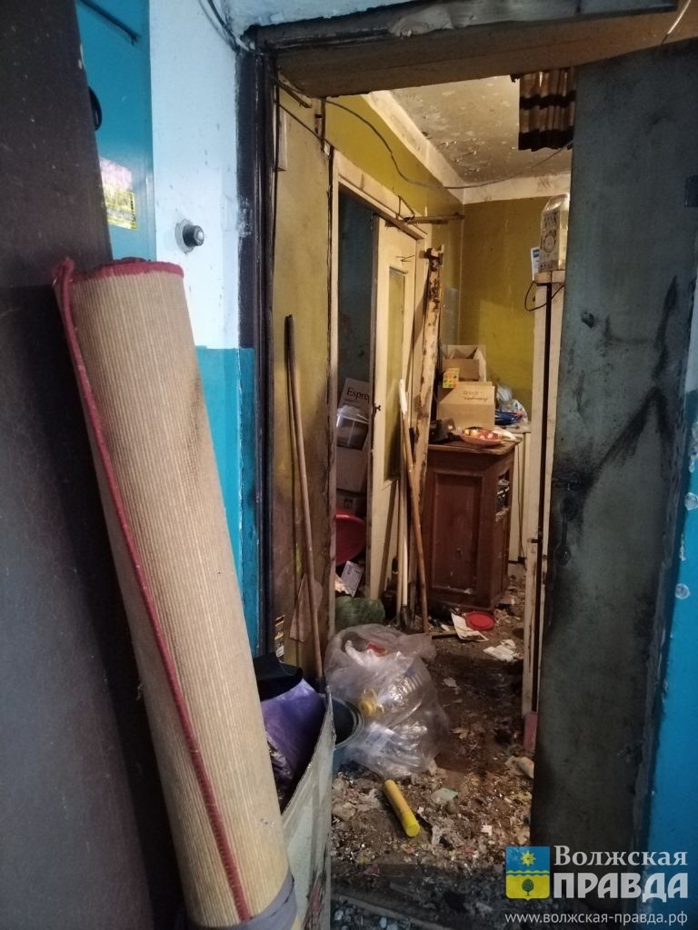 Квартира осталась с мусором, но уже без двери.📷    «Если бы не книги, не было бы и хлама»: собирательница мусора из Волжского рассказала о жизни и болезни
