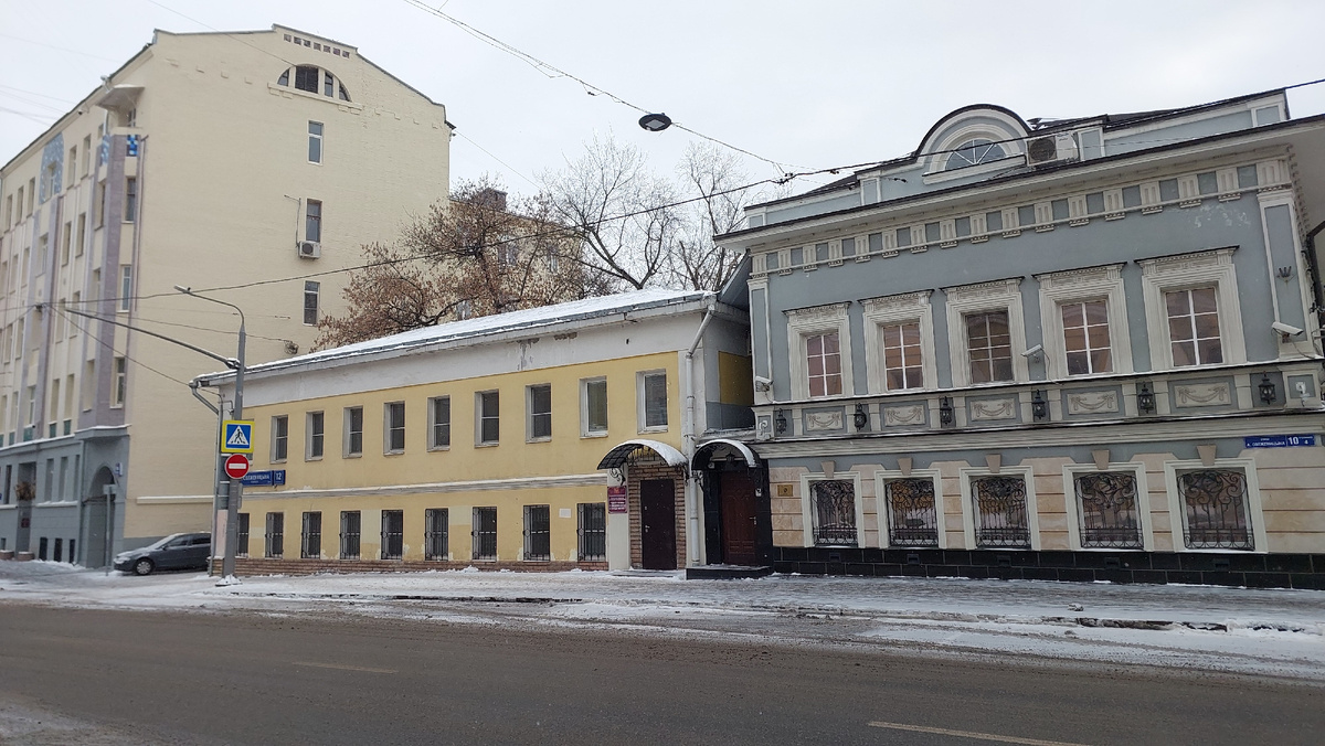 Желтое двухэтажное здание - Морозовский приют, улица Александра Солженицына, 12с5