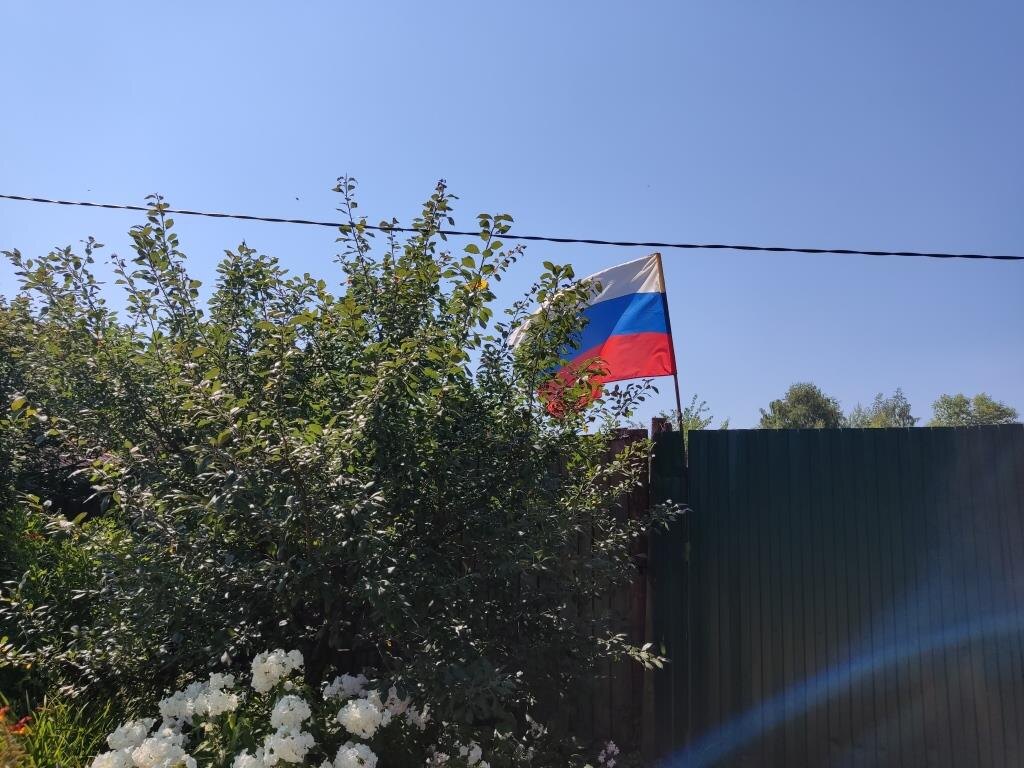 Люди гордятся своей страной — это нормально. Но посмотрите на дома в частном секторе... Это просто стыд...