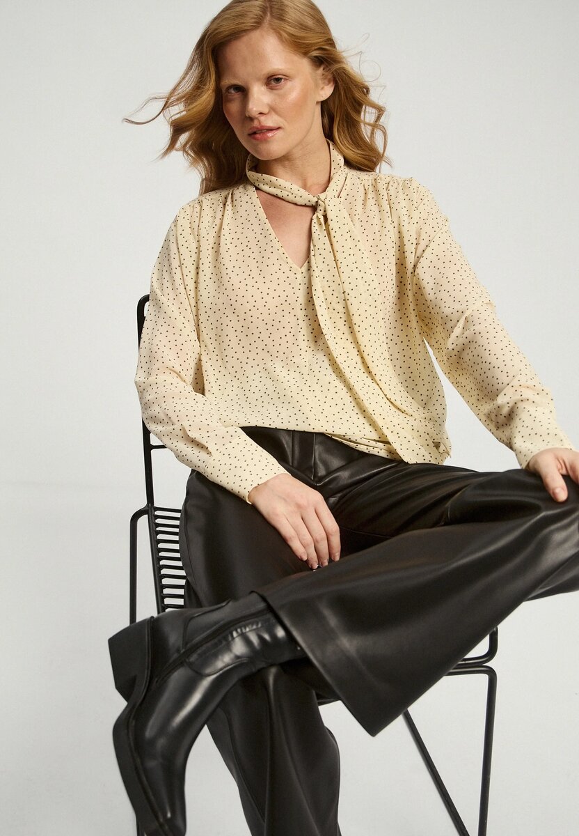 Сочетание воздушного верха и более грубого низа