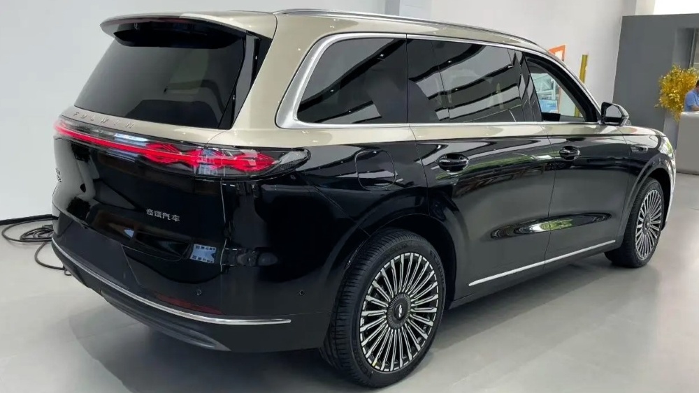 На фото из соцсети: Кроссовер Chery Fulwin T11