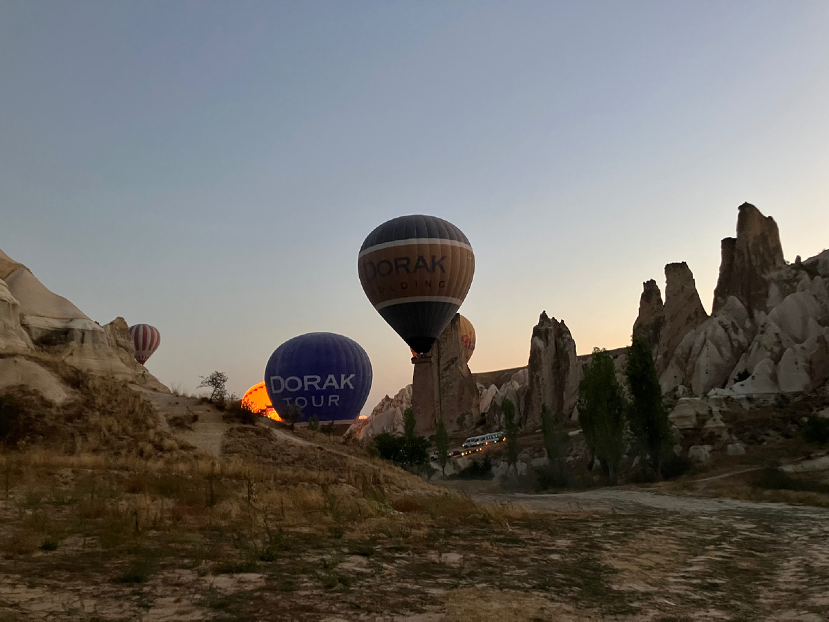 Пока поднимался наш, мы завидовали другим уже поднявшимся шарам )