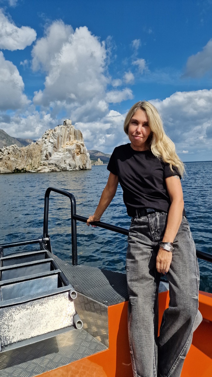 Эта скала на которой живут Бакланы, ее можно увидеть пока катер идёт к бухтам)