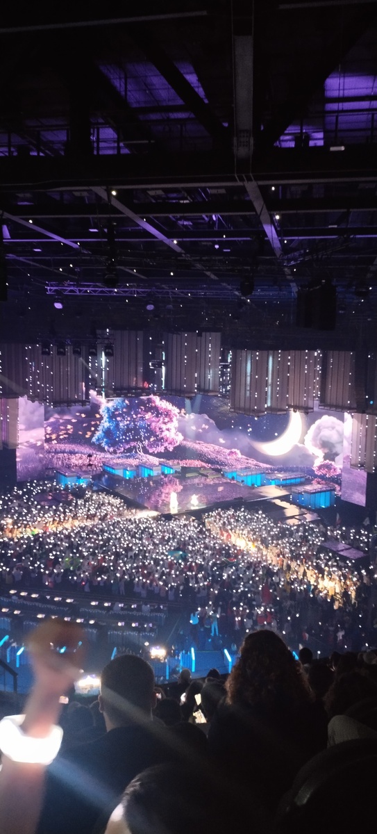 Фото автора. Выступление казахстанского певца Амрэ.