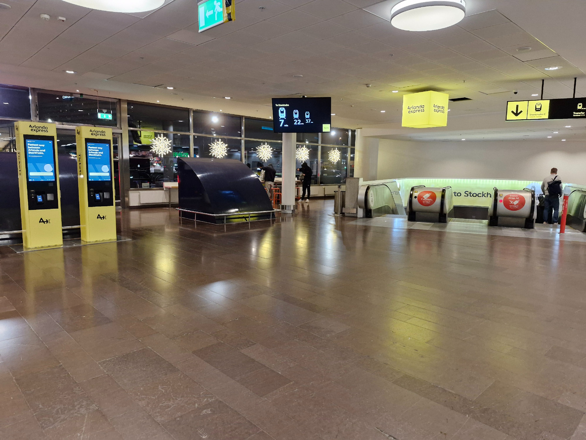 В аэропорту указателей на экспресс много, не заблудиться. Билеты в автоматах. Ездят часто