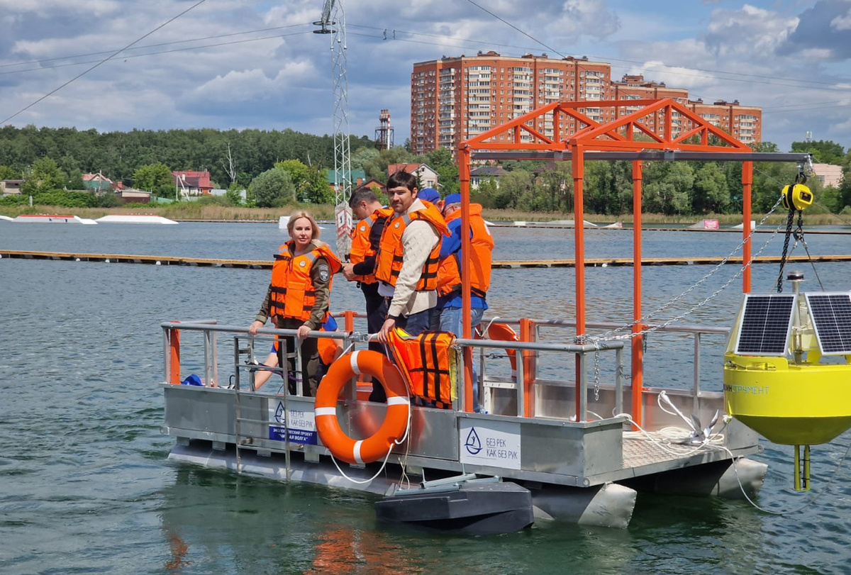 Спуск автономной станции мониторинга качества воды "Буян" с борта электрокатамарана фонда "Без рек как без рук" на Кореневском карьере, г. Люберцы. Фото: Максим Платонов