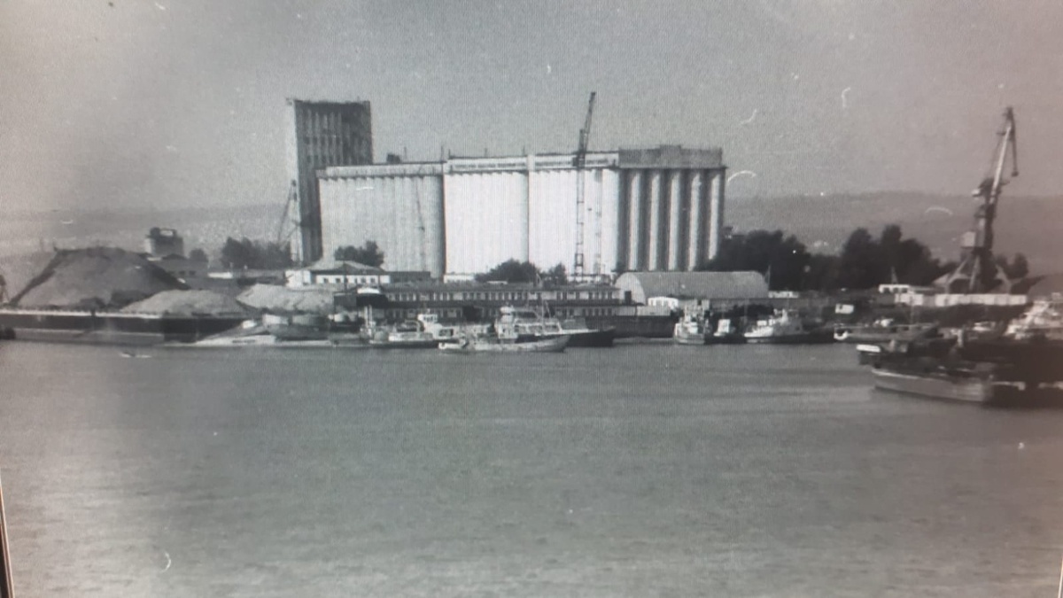 к сожалению фотографий песчаного карьера не нашел, но он напротив.