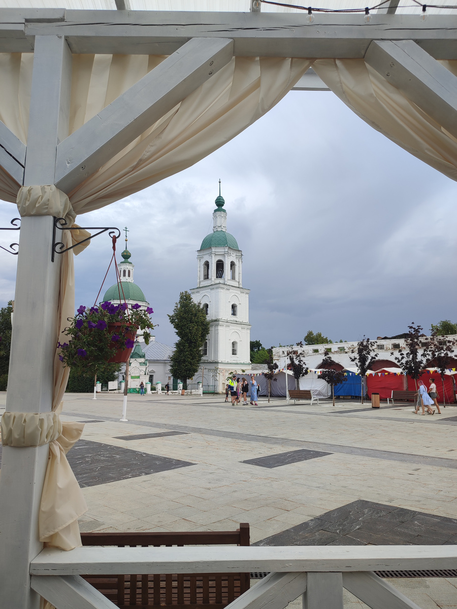 Вид с летней веранды кафе "Старый город" на Гостиный двор и Троицкую церковь