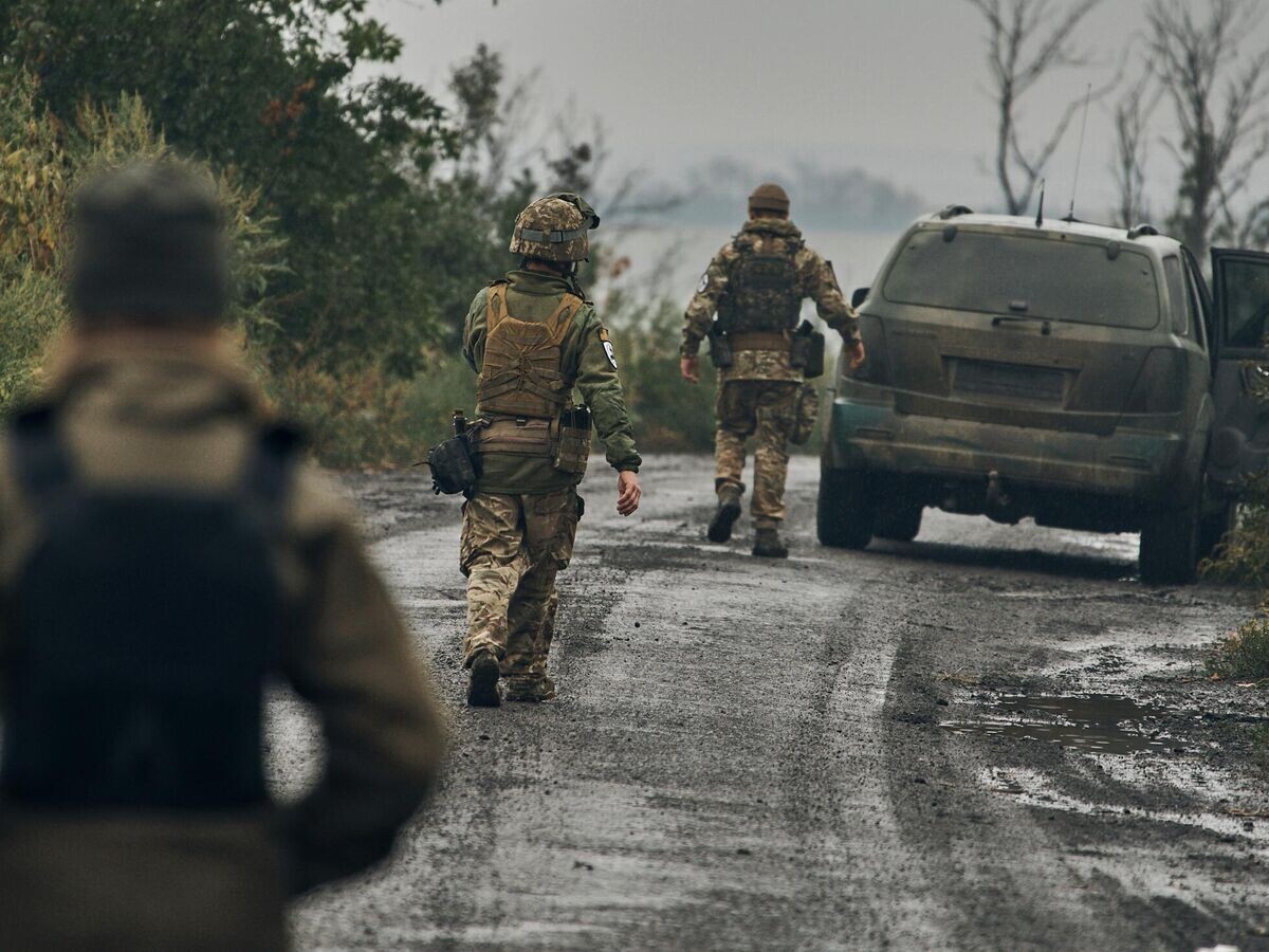    Военнослужащие ВСУ в Харьковской области© AP Photo / Kostiantyn Liberov