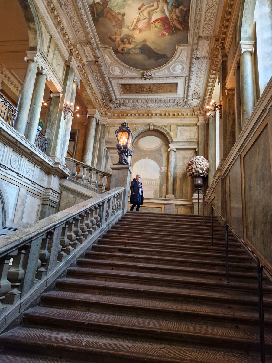 Королевский дворец. Боковое крыло парадной лестницы