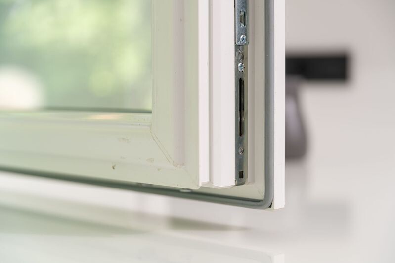 Речь пойдет об оконном уплотнителе - видите серую резиновую ленту по периметру створки? Это он.