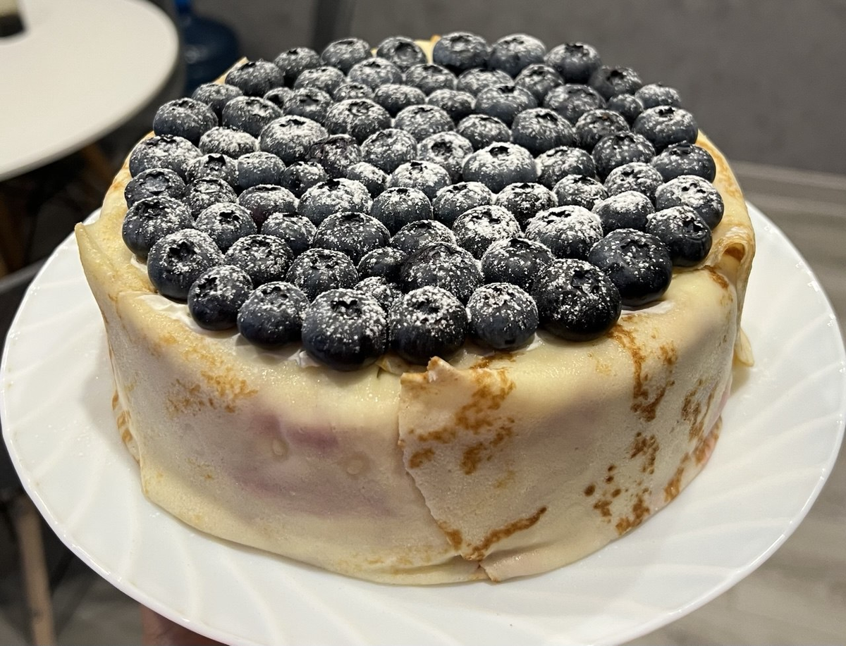 Блинный торт с творожным сыром и нежной голубикой