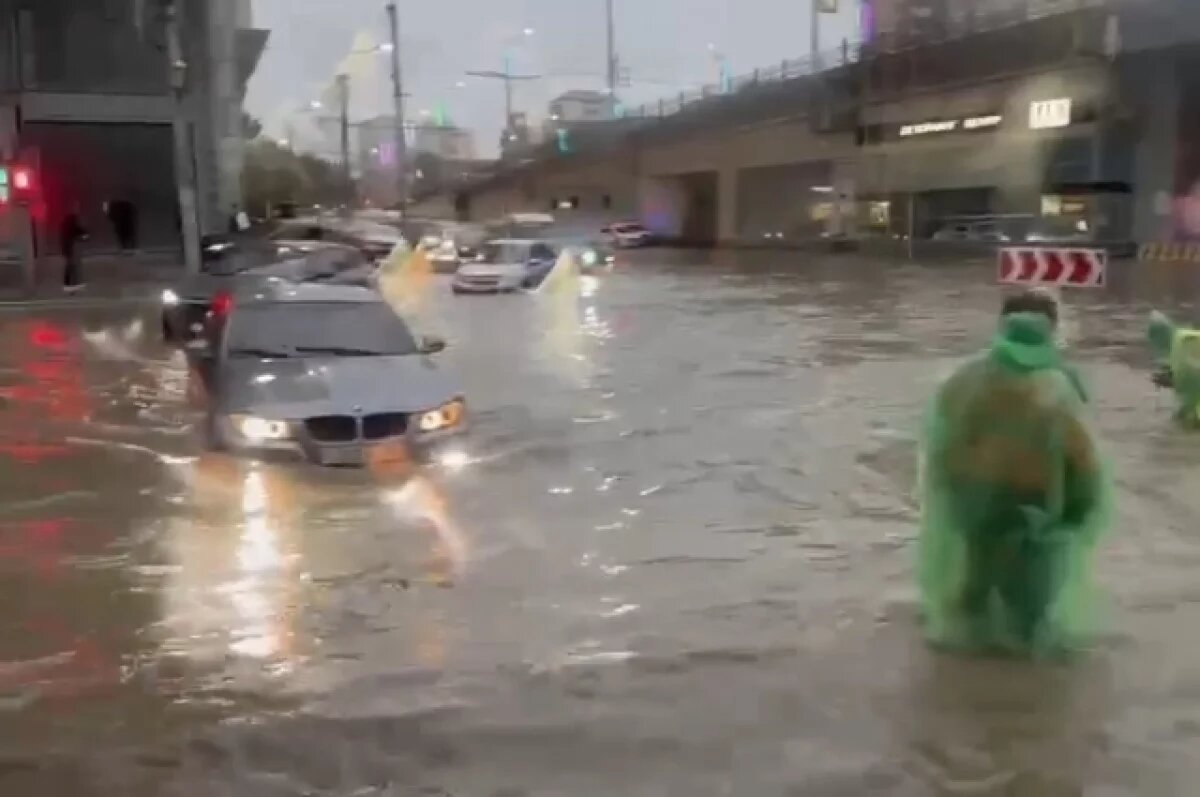    В Махачкале на затопленных улицах дежурят 20 коммунальных бригад