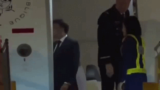    Это видео облетело весь мир - Брижит бьёт Макрона!? Источник: соцсети