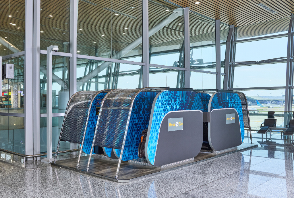 Перед некоторыми креслами даже есть экраны, которые обеспечивают некоторую приватность