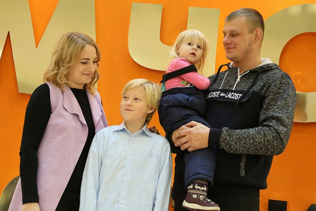 Кирилл Пономарев с родителями и сестрёнкой Алисой