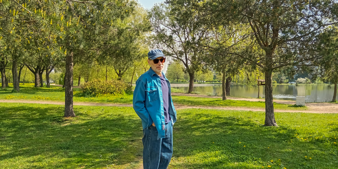 — Подарить мне квартиру — есть доброе желание вашей внучки. Она — моя жена. А вы не вмешивайтесь. Учитывая ваш возраст, прошу по-хорошему
