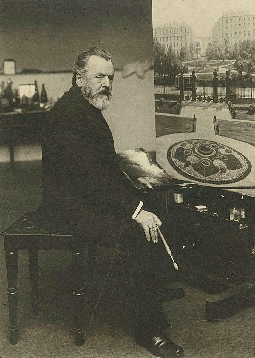 Брюллов, Павел Александрович. Запечатлён в своей мастерской за мольбертом, на котором стоит картина с видом на площадь Искусств перед зданием Русского музея, 1906-1912