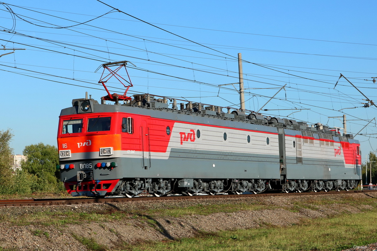 Один из видов локомотивов-электровоз.Вашему вниманию электровоз ВЛ85,в простонародии называемый крокодилом