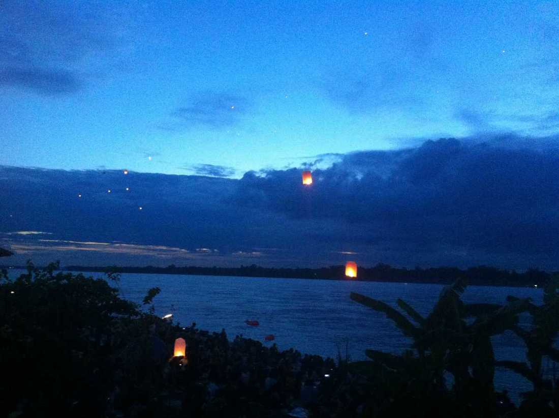 Каждый год над широким течением реки Меконг на границе Таиланда и Лаоса происходят невероятные вспышки — огненные шары, которые поднимаются из воды в ночном небе, словно мистические светила.