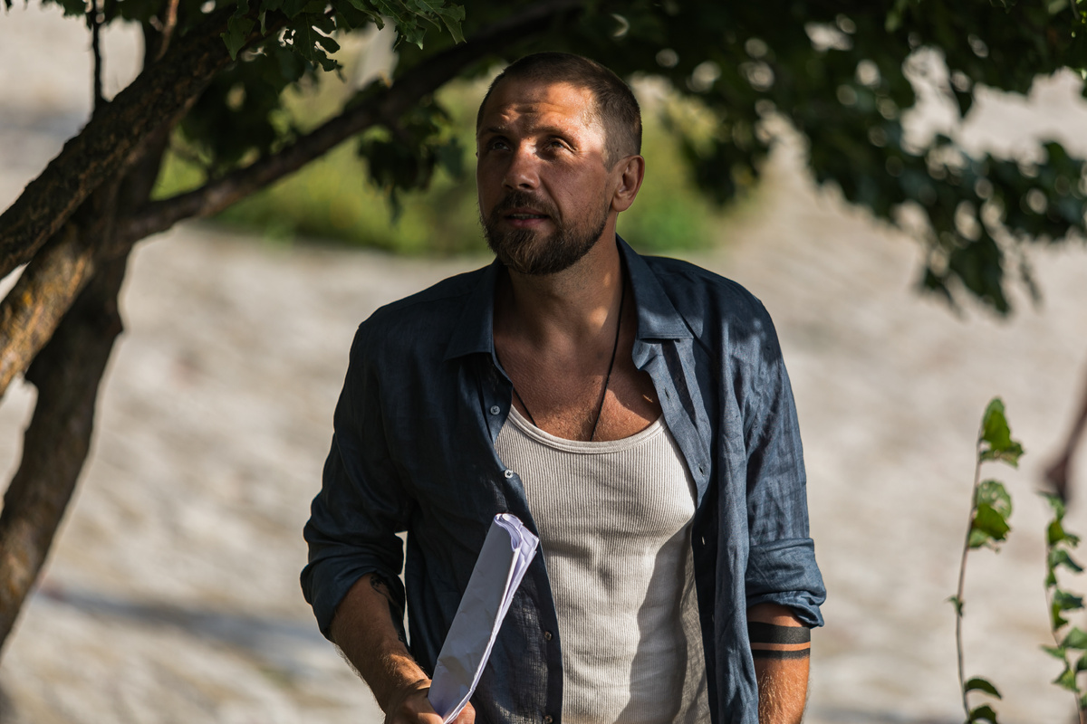     “Несколько тонн вина мы с группой разлили, и несколько сотен бутылок разбили”: интервью с актером Романом Маякиным