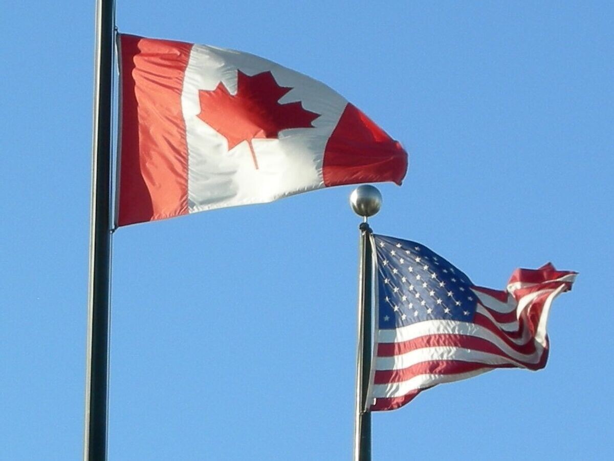    Флаги Канады и СШАCC BY 2.0 / Scazon /