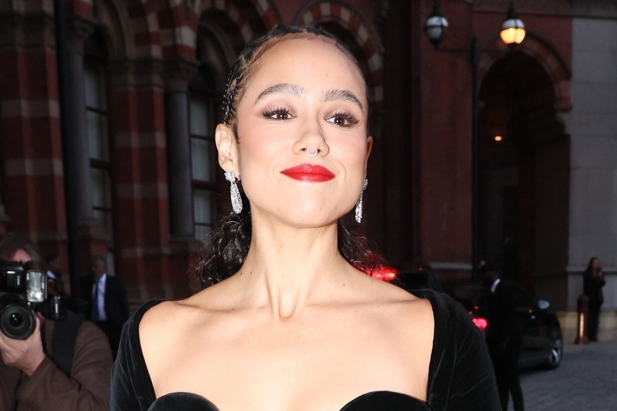     Звезда сериала «Игра престолов» Натали Эммануэль едва прикрыла грудь бархатным топом на Неделе моды в Лондоне