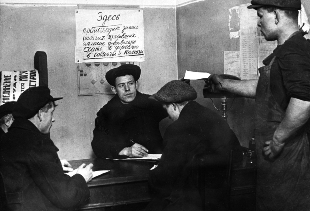 Молодые рабочие завода «Борец» подают заявления о направлении их на работу в колхозы и совхозы страны. Фото: РИА Новости / ЦГАКФФД