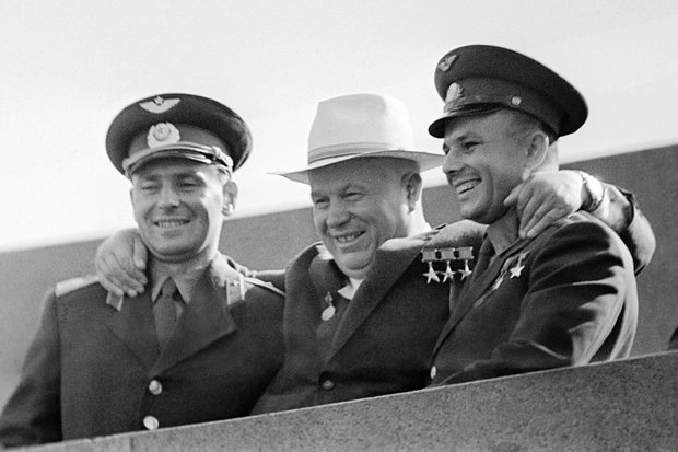    Слева направо: Титов, Хрущев, Гагарин. 20 ноября 1961 года. Фото: Владимир Савостьянов / ТАСС