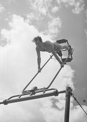    Герман Титов на вестибулярной тренировке. Фото: «Роскосмос»