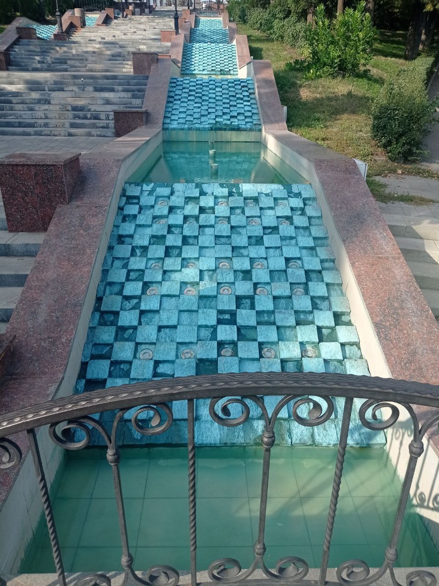 Каскад фонтанов. Только вода не льется, или сломался фонтан или сезон закончен. Фотография автора