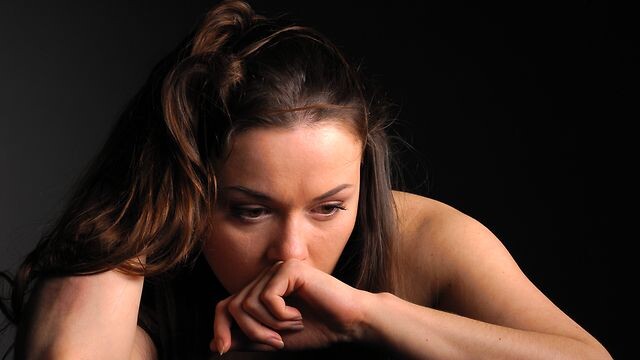 Отказалась от карьеры ради семьи, а муж захватил бизнес, бросил жену ради юной красотки и выгнал из дома