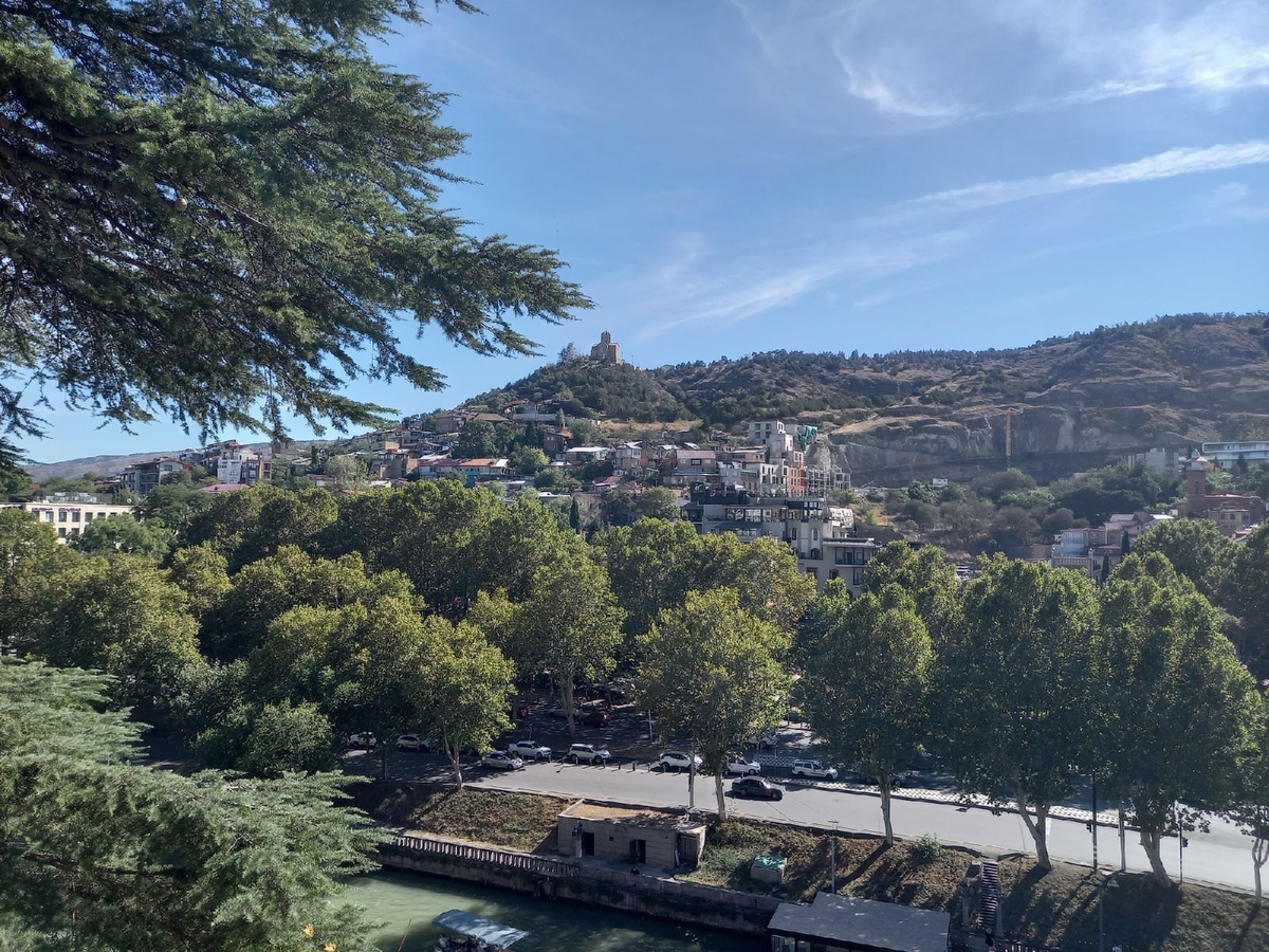 Видите церквушку на горе? Нам туда. Пешком.