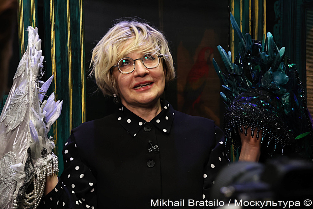 Виктория Севрюкова с головными уборами Хозяйки Медной горы
