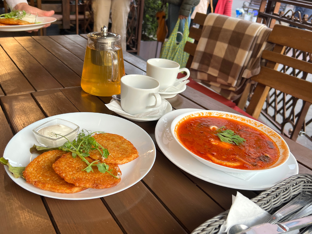 Драники — слева