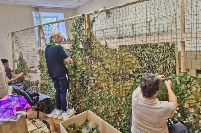    На один комплект 3×2 м уходит до недели, а в зоне СВО это расходник: сгорела – поставили новую, поэтому потребность в маскировочных сетях есть всегда.Фото: предоставлено Ольгой Суетиной.