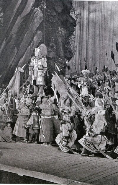    Сцена из спектакля 1940 года. Фото: Бурятский театр оперы и балета