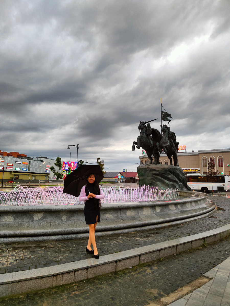Пять лет назад мы здесь же. С великами и баулами.