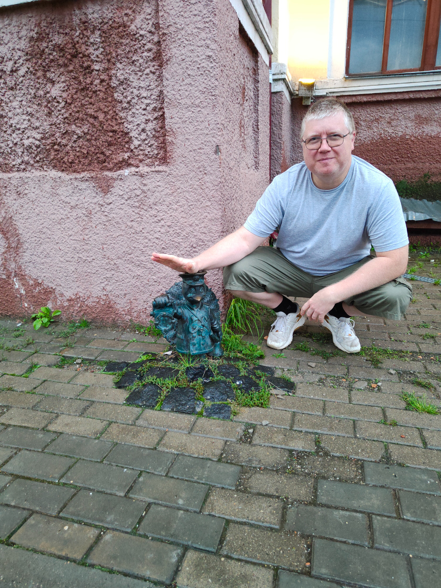 А вот и первенец. Павлинчик - станционный смотритель.