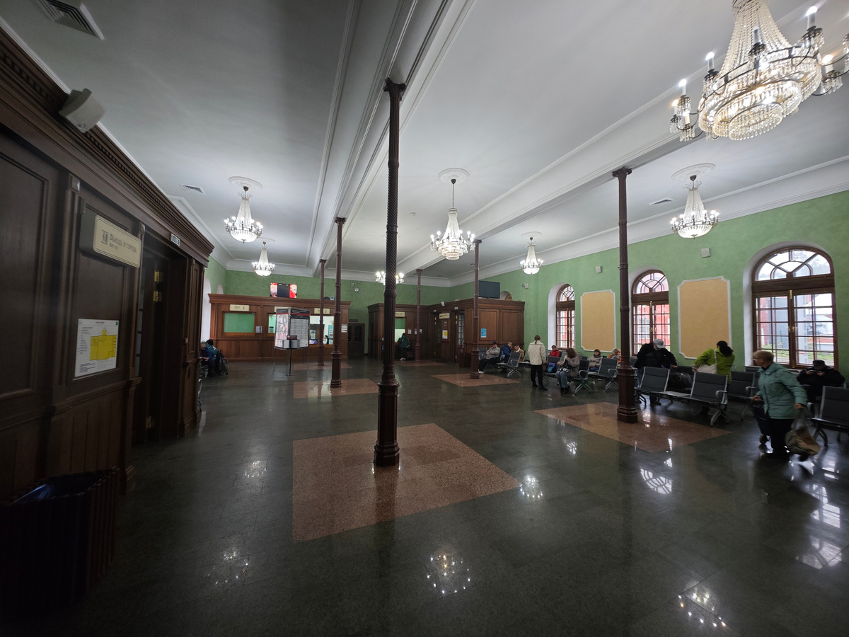 Внутри зала ожидания