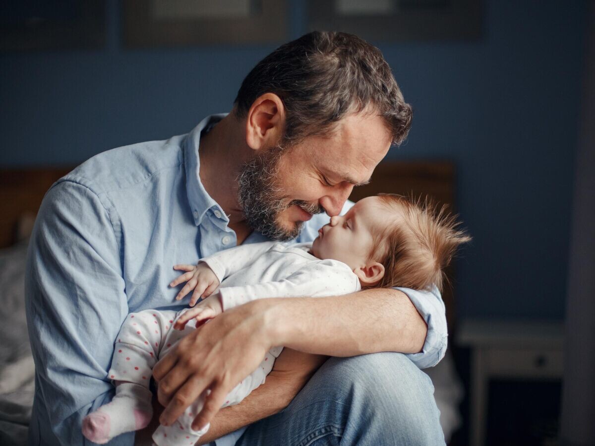    Мужчина с ребенком© iStock.com / ~UserGI15613517
