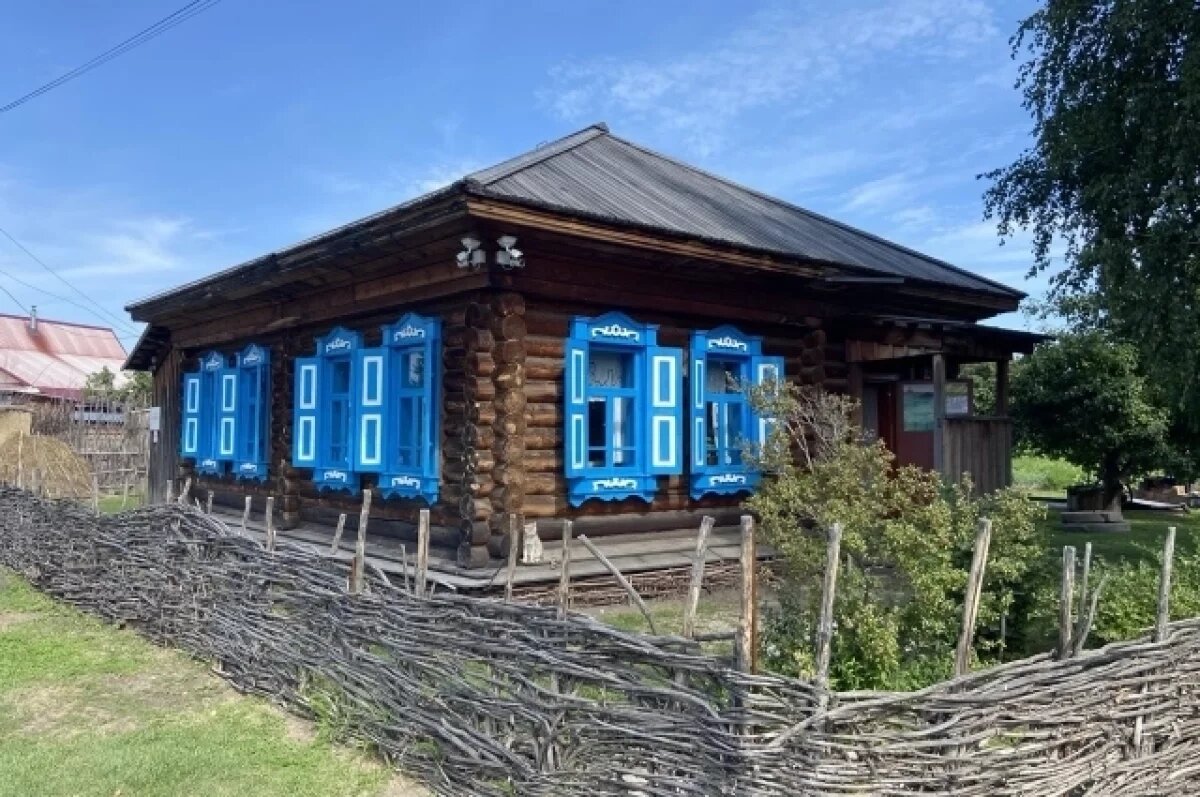    Дом детства Василия Шукшина стоит на улице Братьев Ореховых, 80 в селе Сростки.