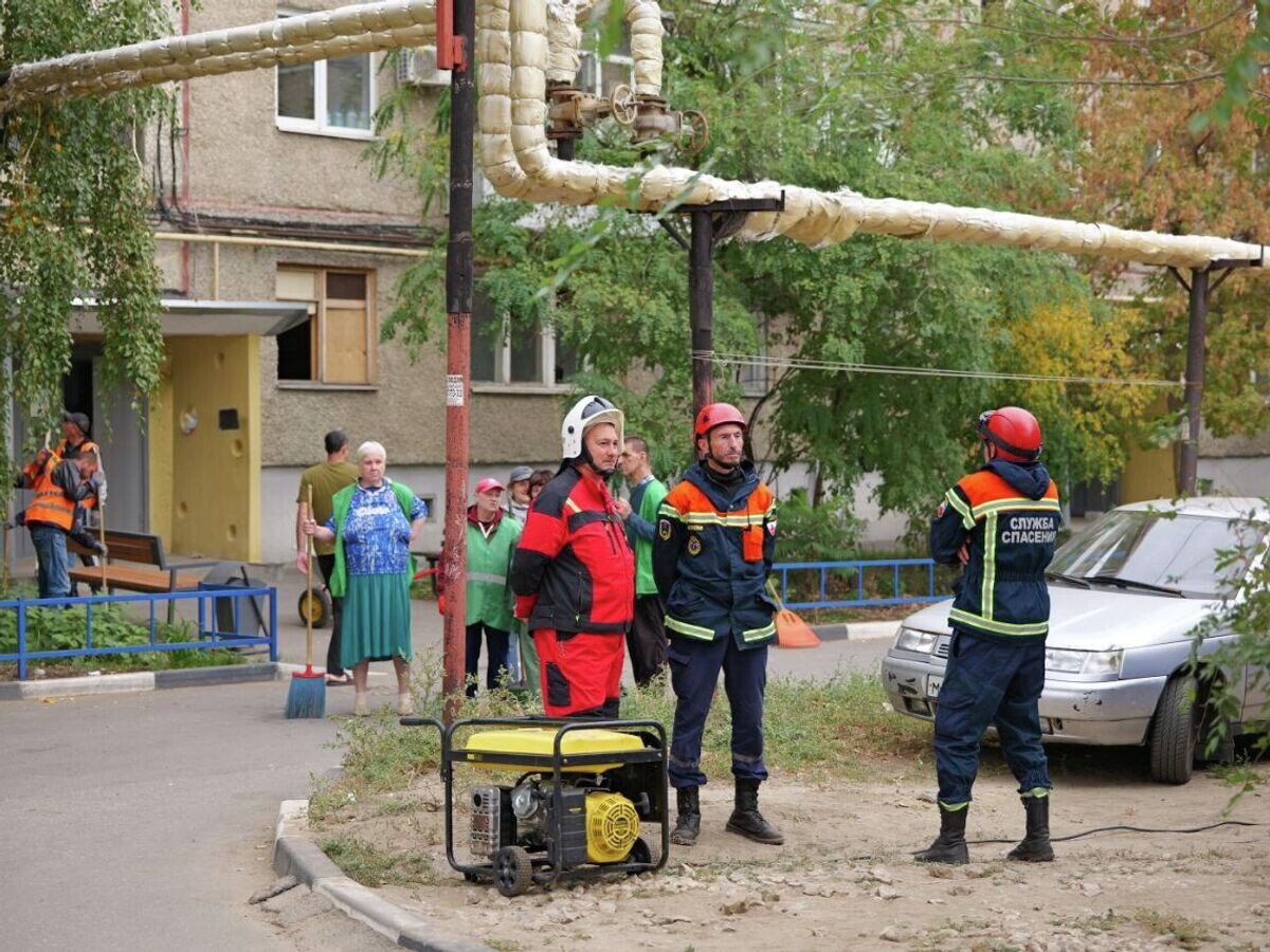    Экстренные службы на месте атаки БПЛА на жилой дом в Саратове© Фото : Роман Бусаргин/Telegram