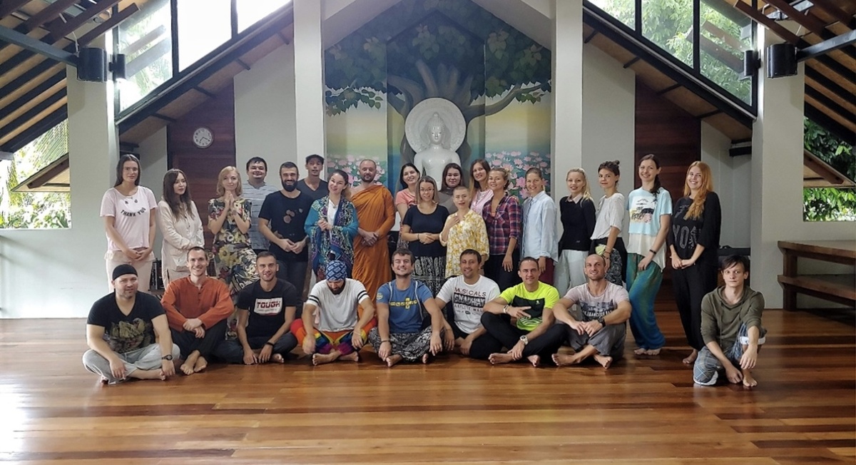 📸 Групповое фото после завершения Silent Retreat на Самуи. Семь дней тишины подарили каждому из нас свой уникальный опыт.