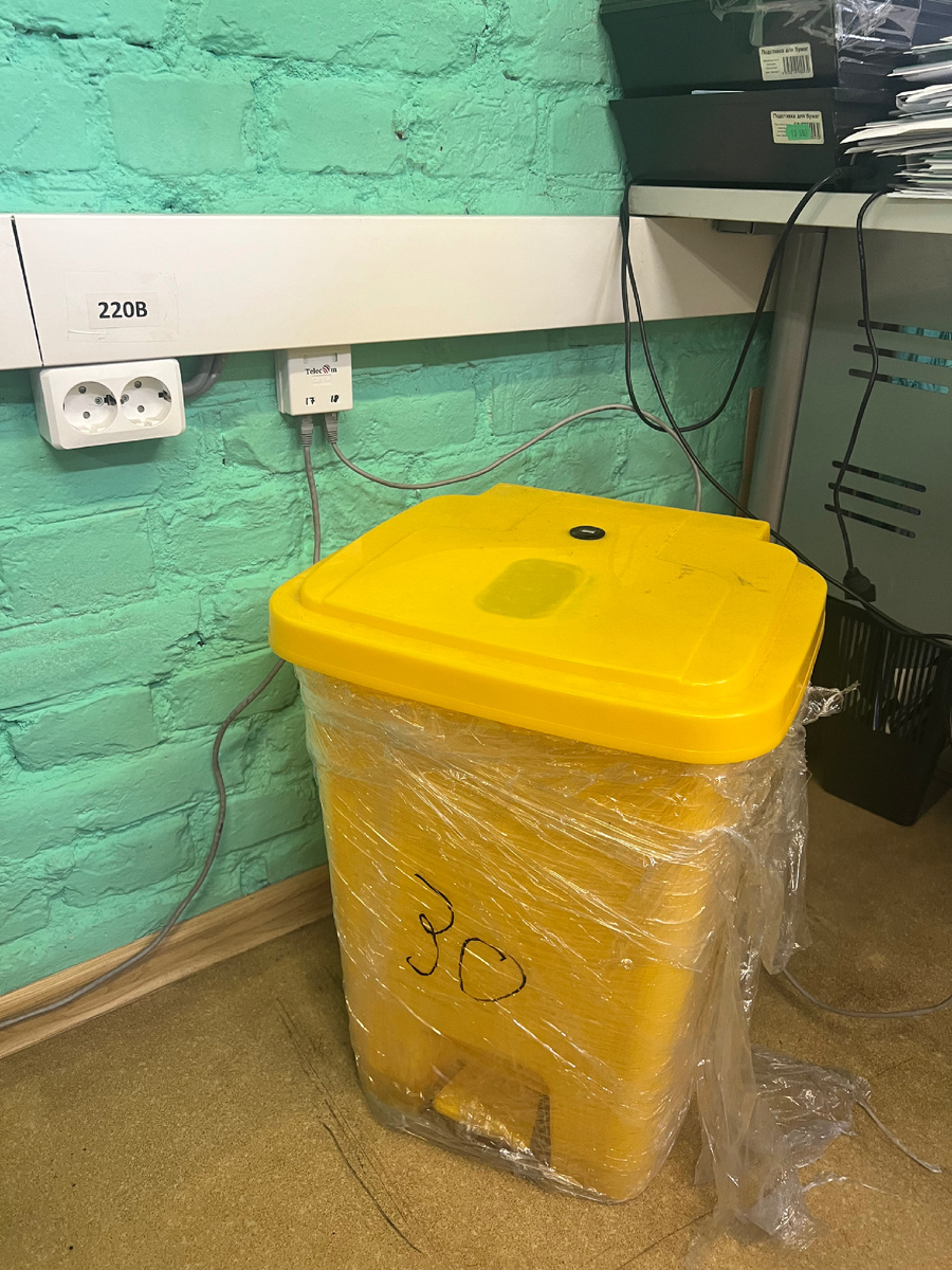 Вместо средств для дезинфекции можно использовать бак на 30 л для обеззараживания отходов физическим методом. 